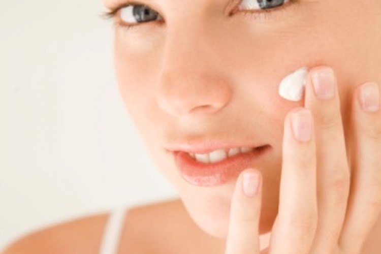 Aplica crema en tu rostro para tratar el enrojecimiento facial.