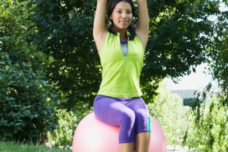 Sentarse sobre una pelota de equilibrio puede ayudar a mejorar tu postura.