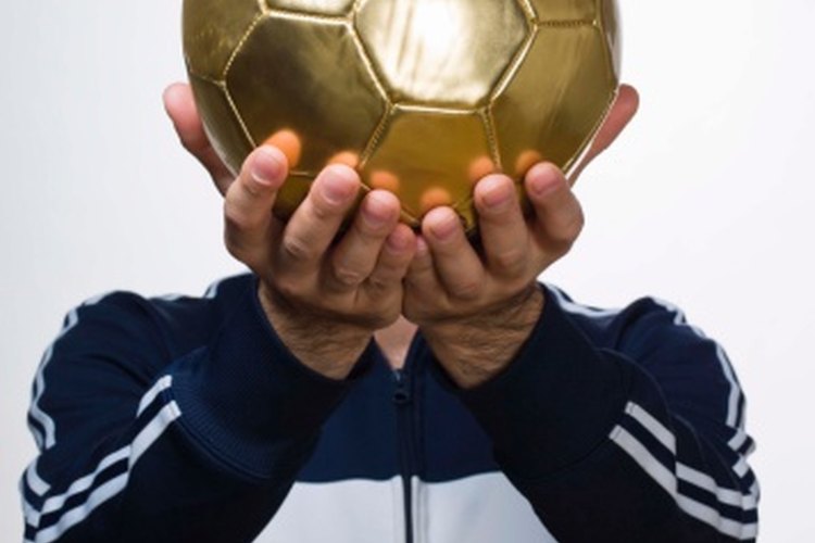 Los premios de fútbol no se limitan a los trofeos.