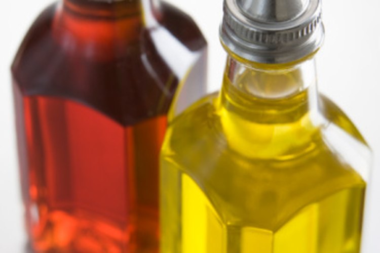 El aceite de oliva y el vinagre de manzana hacen un aderezo excelente para ensaladas, pero ninguno te hacer perder peso.