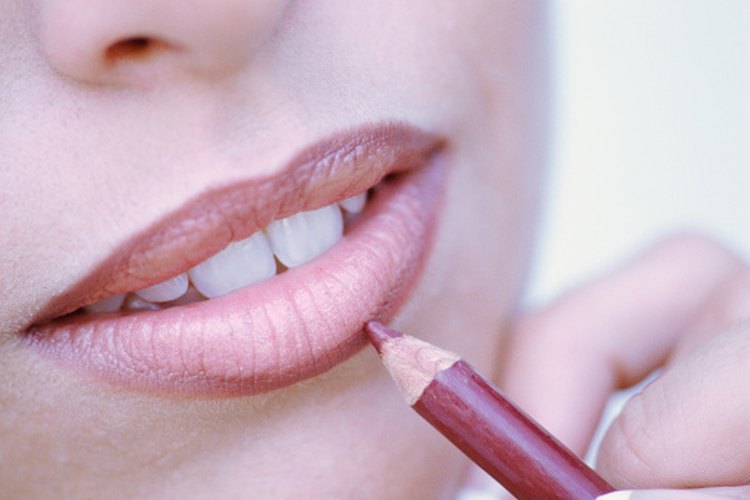El delineador de labios le dará a tus labios un área de superficie un poco mayor.