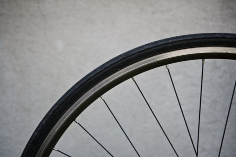 Un entrenador de bicicleta para el hogar puede ayudar a prepararte para una competencia.