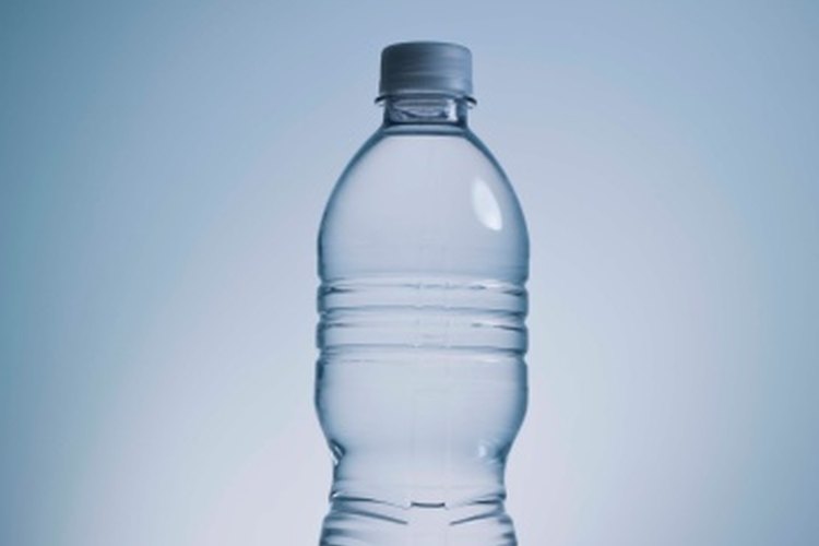Convierte tu botella de agua en una herramienta para el entrenamiento de la fuerza.