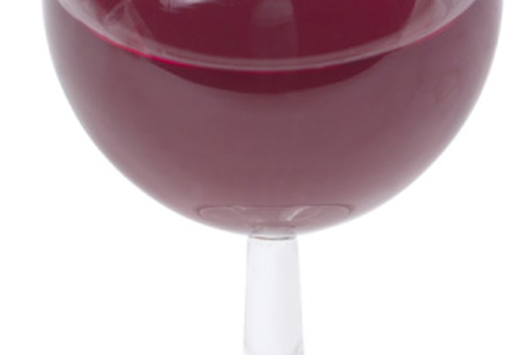 El alcohol, no solamente vino tinto, es seguro con moderación pero puede causar sangrado en algunas personas.