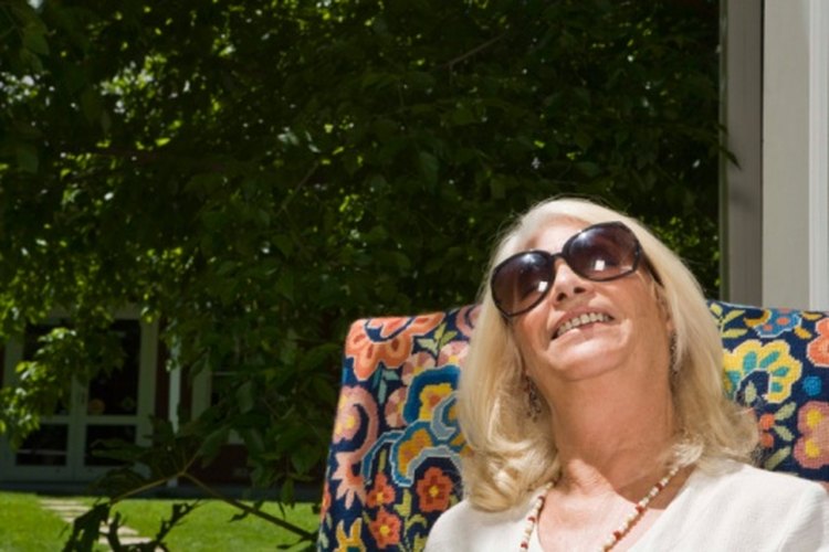 Utilizar gafas de sol puede reducir el riesgo de aparición de manchas en la piel.