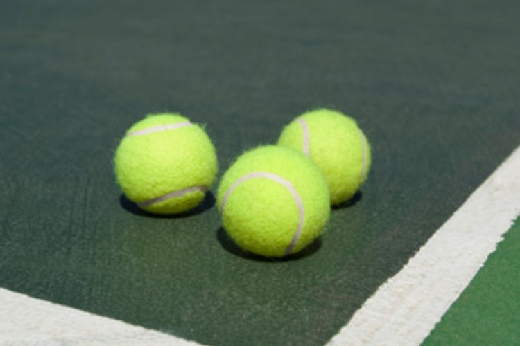 Las pelotas de tenis están llenas de aire presurizado para asegurar el rebote apropiado.