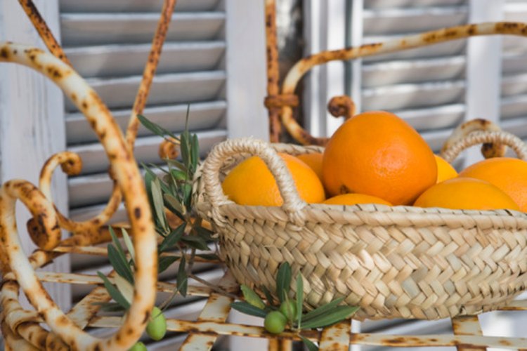 Los alimentos ricos en vitamina C como las naranjas fomentan la salud de los dientes y las encías.