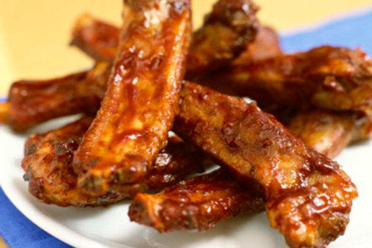 Hervir las costillas sueltas antes de cocinarlas hace que la carne se salga del hueso.