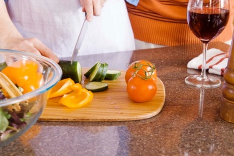 Perder peso depende de tu dieta y programa de ejercicio, no sólo de beber alcohol.