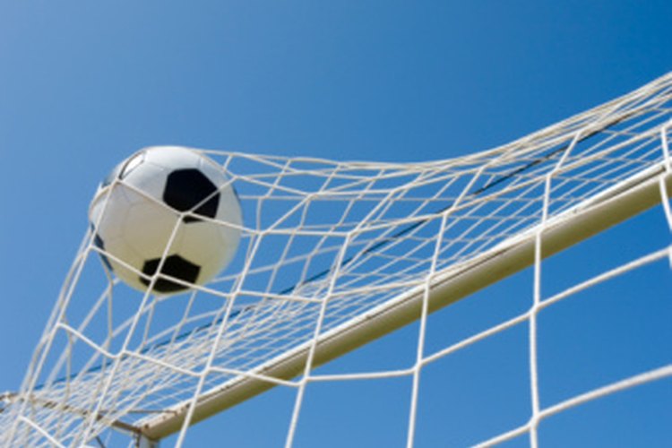 Los postes de fútbol soportan una red en la parte posterior de la portería.