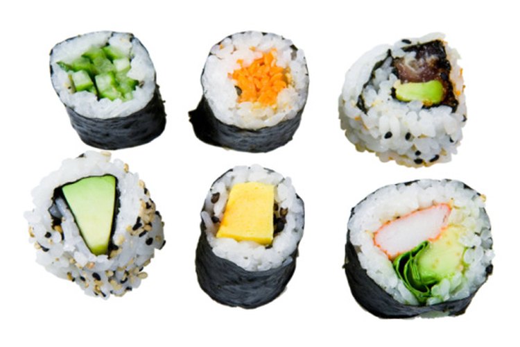 El sushi vegetariano envuelto en algas es seguro para que lo consumas durante el embarazo.