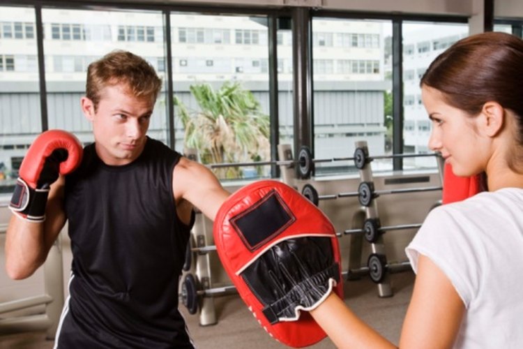 BodyCombat incorpora movimientos de boxeo ayudándote a quemar calorías y grasa.