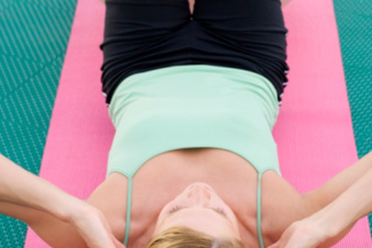 Los abdominales u otros ejercicios con la bola de estabilidad ayudan a tonificar los músculos de la parte central del cuerpo.