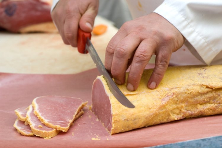 El jamón suministra un porcentaje muy reducido de las calorías en una tortilla con jamón y queso.