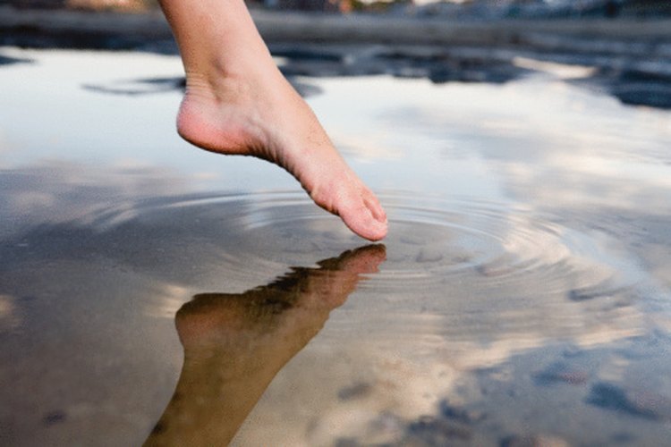 Cuidar de tus pies luego de una larga caminata requiere descanso.