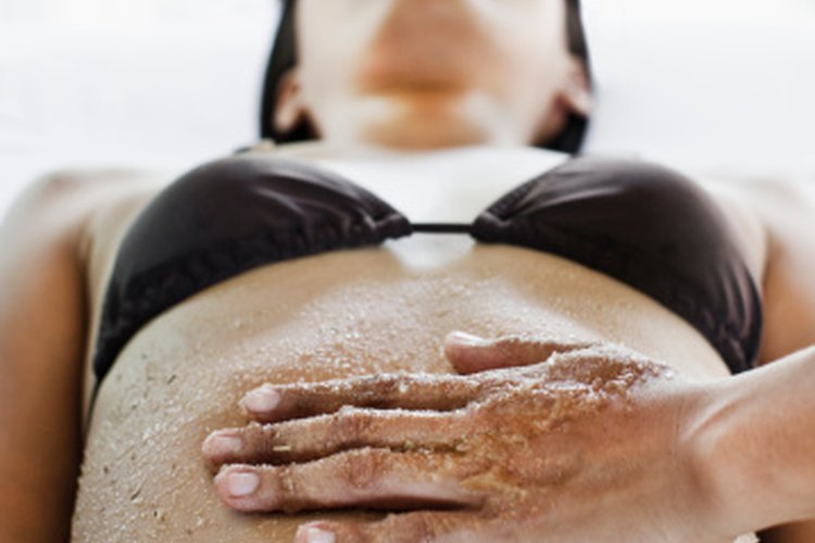 Un exfoliante áspero ayuda a exfoliar la piel.