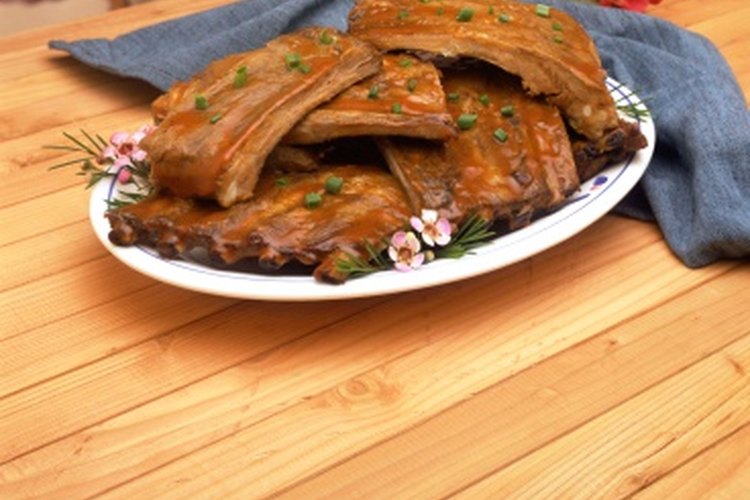 Añadir un cubo de hielo o dos dentro del aluminio puede ayudar a que tus costillas se mantengan húmedas y tiernas.
