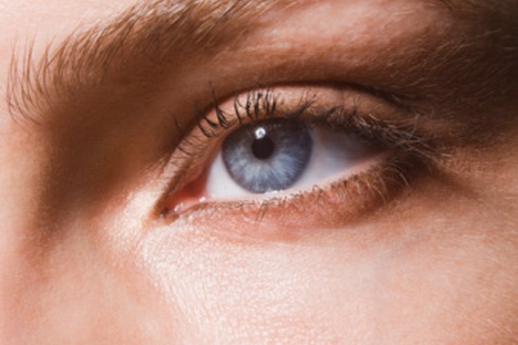El color adecuado de lentes de contacto puede realzar tu cutis.