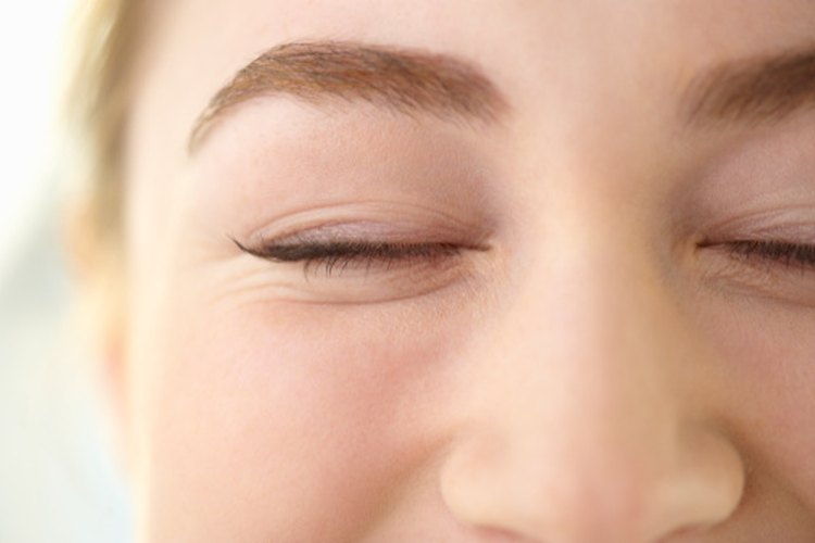 Logra una piel más luminosa usando exfoliante dos veces por semana.