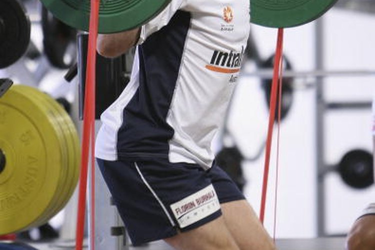 El entrenamiento de fuerza para los jugadores de la universidad se centra en la pretemporada.
