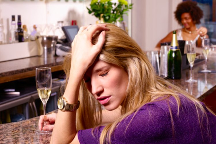 El alcoholismo puede causar deficiencia de vitamina B1.