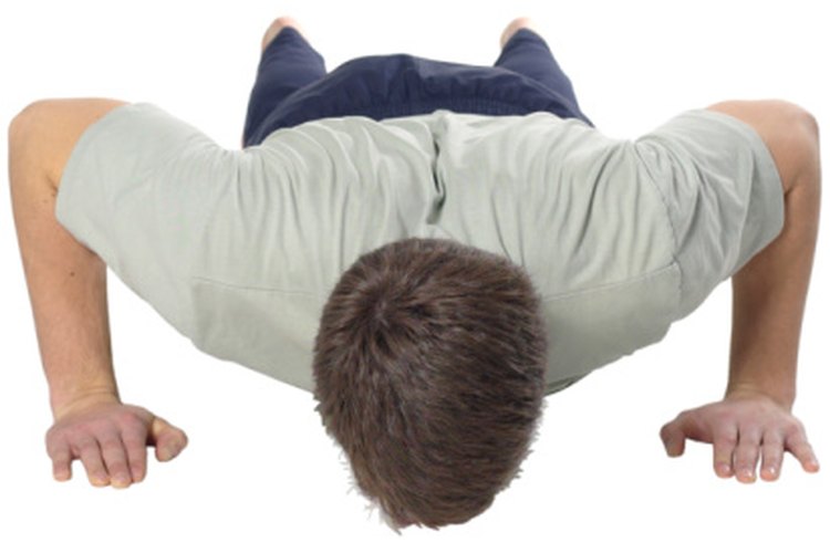 Ejercita tu pecho, hombros y tríceps con flexiones de brazo.