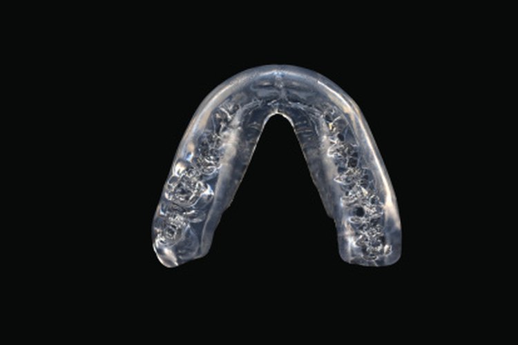 Moldea un protector bucal para los dientes.