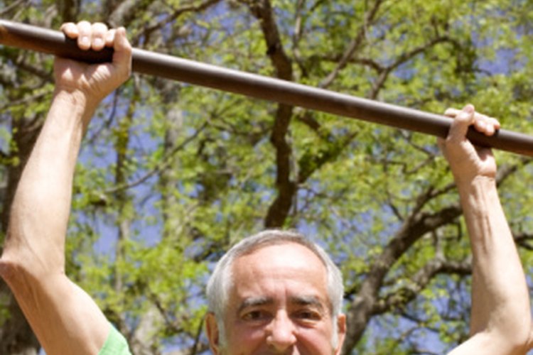 Las dominadas son efectivas para desarrollar tu espalda y bíceps.