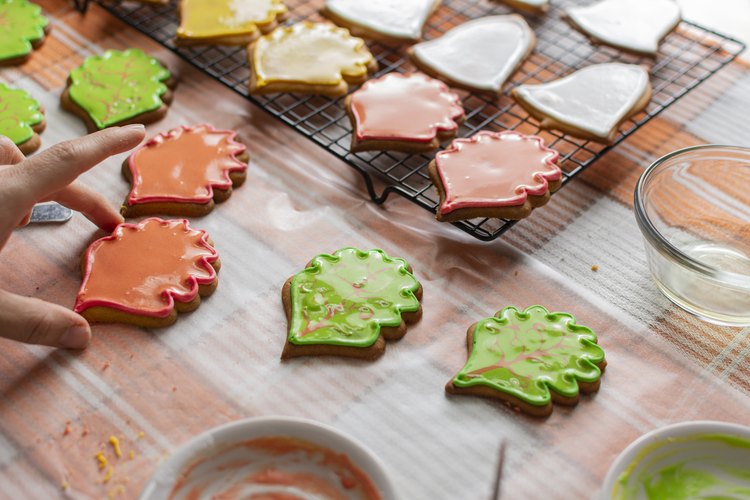 How to Get Sugar off of Fondant | LEAFtv
