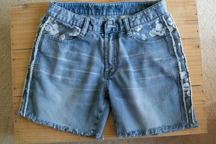 How to Make Frayed Cut-Off Jean Shorts | LEAFtv