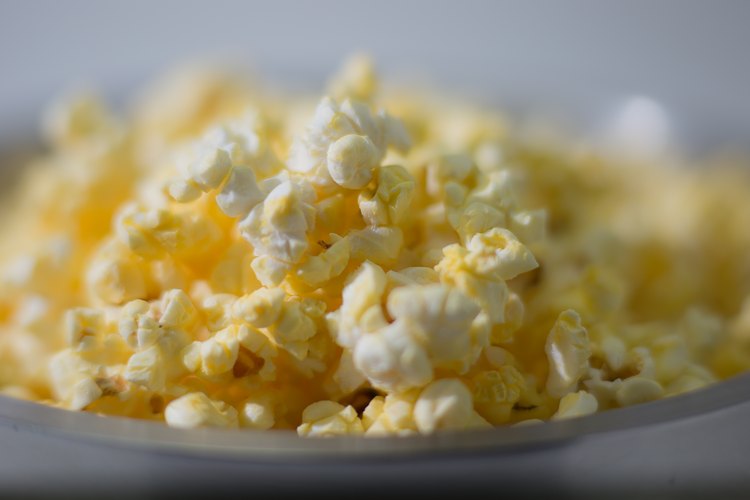 How to Cook Popcorn in a Convection Microwave LEAFtv