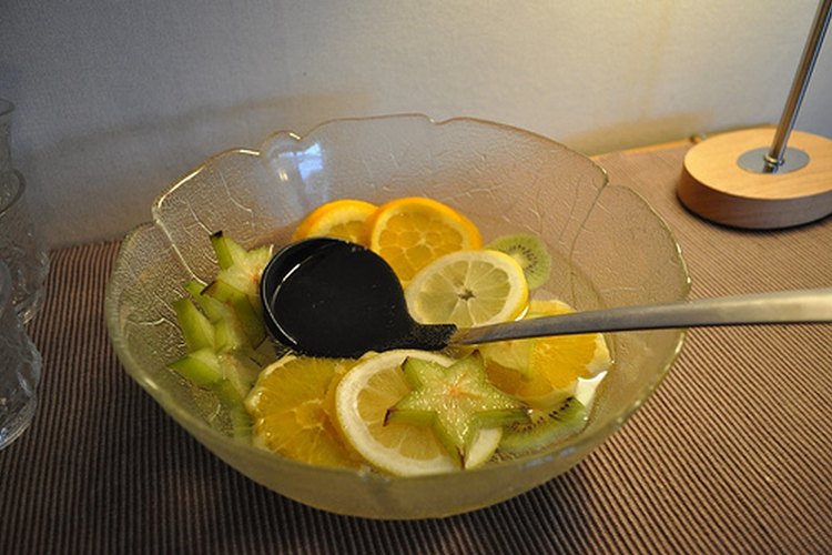 Ofrece un divertido ponche de naranja y sorbete "arcoiris"