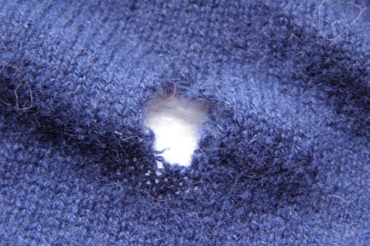 Agujero de polilla en jersey de lana.