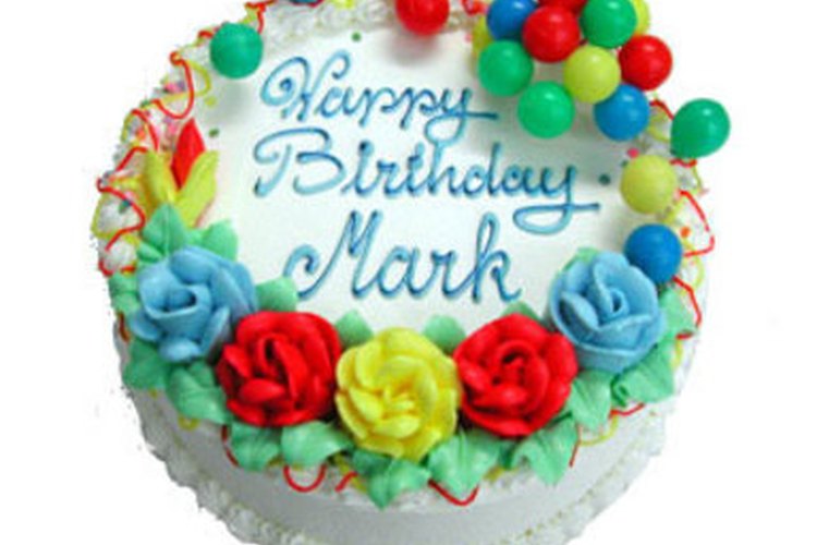 Aquí hay un gran ejemplo de una torta de cumpleaños para un hombre, usando glaseado decorativo, decoración plástica y un buen esquema de color.