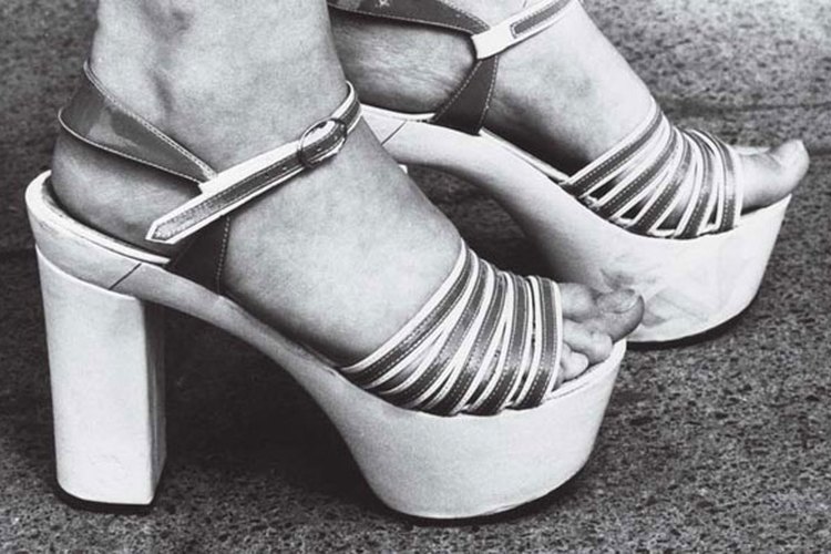 Los zapatos de plataforma eran un elemento básico en la moda de los 70's.