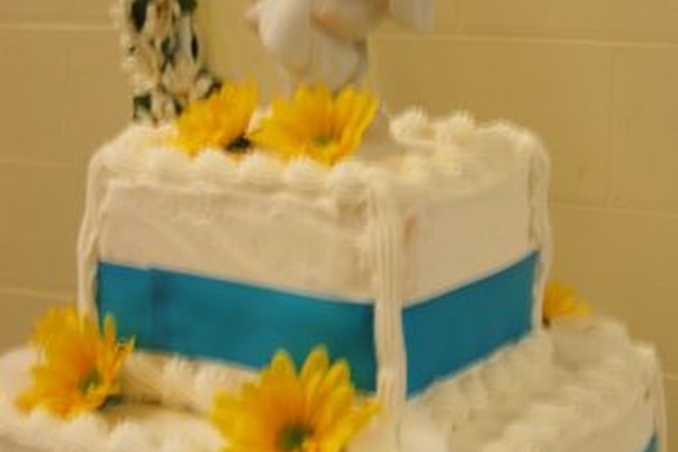 Envolver el pastel con una cinta es una tendencia de boda moderna.