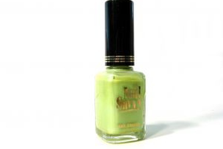 Haz el esmalte de uñas más verde entre los verdes.