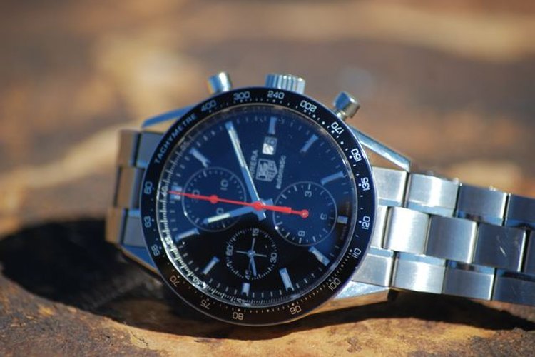 La pulsera está hecha con cinco filas alternando acero satinado y pulido,