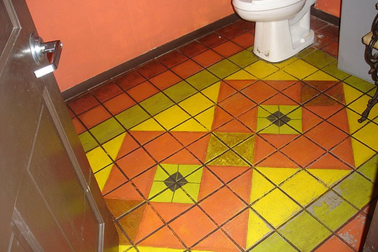 Piso del cuarto de baño pintado.