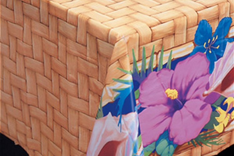 En tu fiesta luau, viste las mesas con manteles floreados.