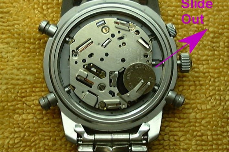 Un destornillador con una punta fuerte y plana puede ayudar a hacer palanca en la parte posterior de un reloj Seiko.