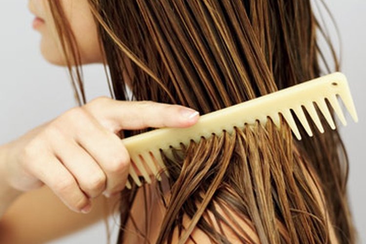 La pérdida de cabello puede ocurrir en los adolescentes.