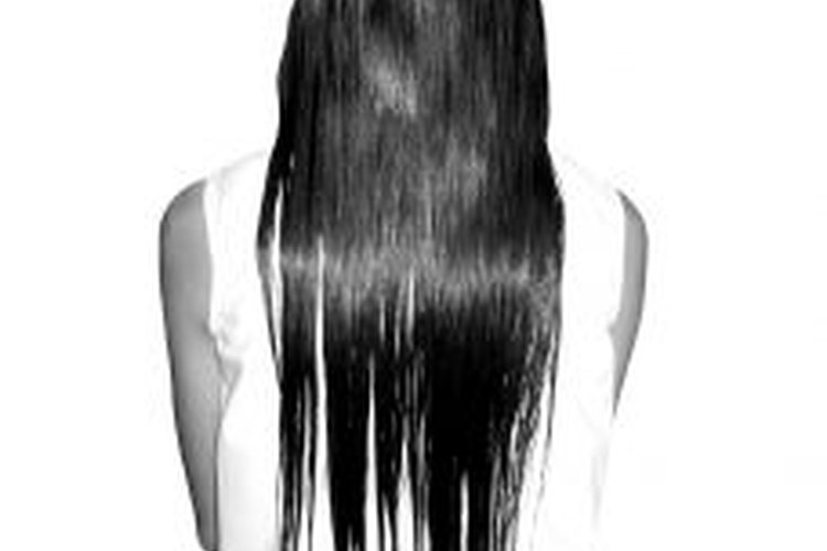 Si ya no quieres tener más el cabello rizado, alísalo con la solución para permanentes.