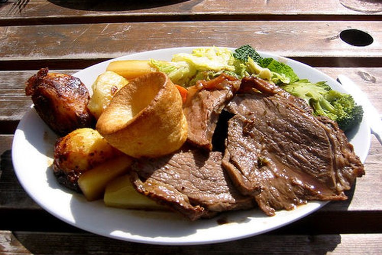 Una olla de cocción lenta puede cocinar un asado de bola de lomo mientras estás fuera.