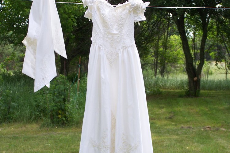 Vestido de novia secándose en el tendedero.