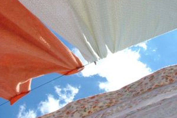 La ropa secada en un tendedero es refrescada por el aire, y aclarada por los rayos del sol.