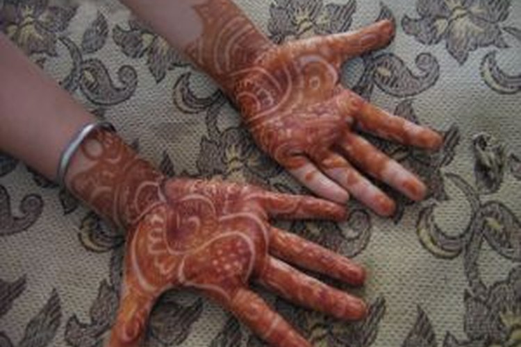Arreglo de manos con henna.