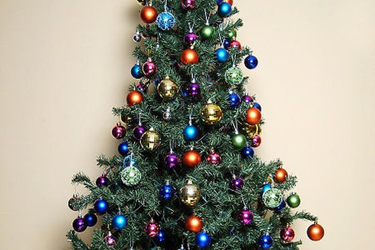 Muchas familias eligen un árbol artificial para el centro de su decoración navideña.