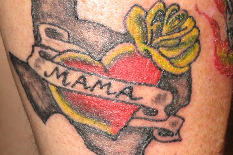 Puedes hacer frente a un novio que es un niño de mamá con un cambio de actitud.