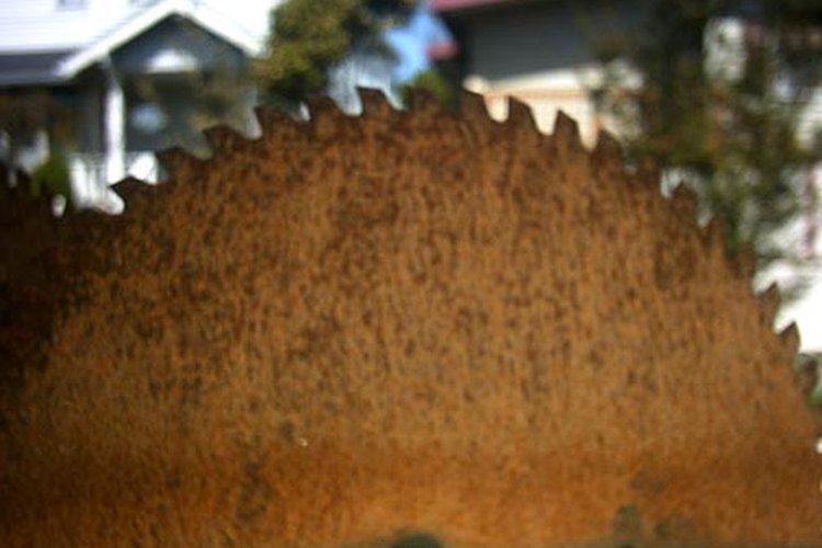 Oxidada vieja hoja de sierra.